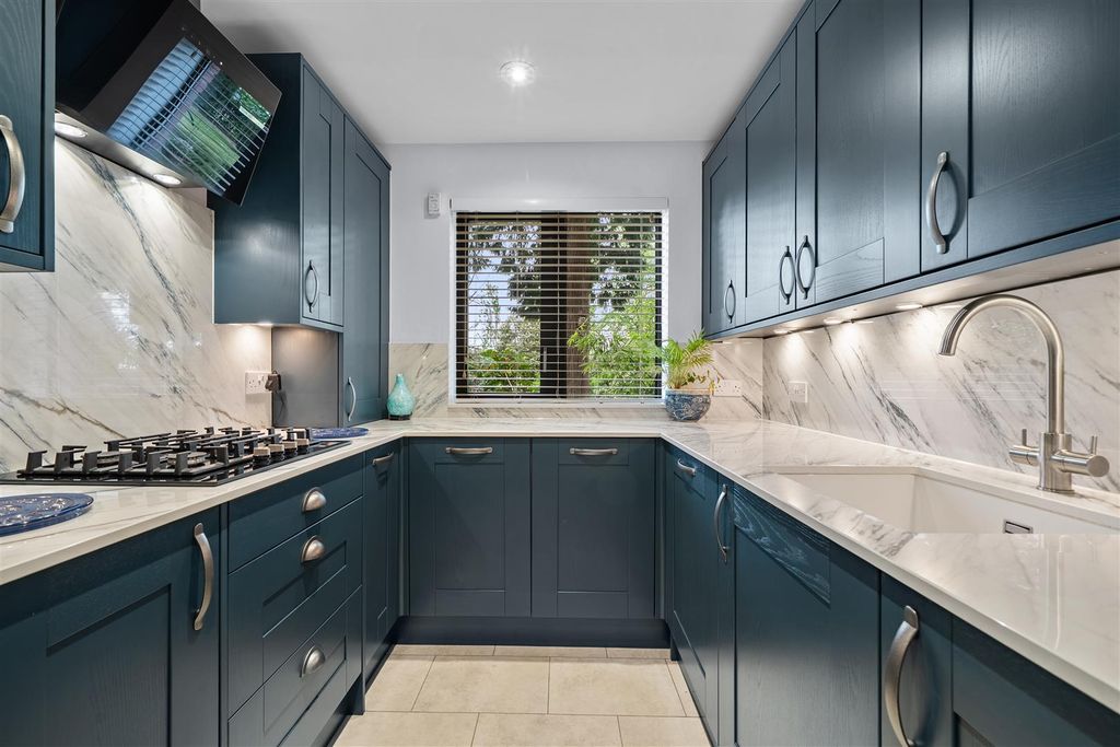 Additional image 6 of 2 bed flat for saleWoburn Park, Woburn Hill, Addlestone KT15