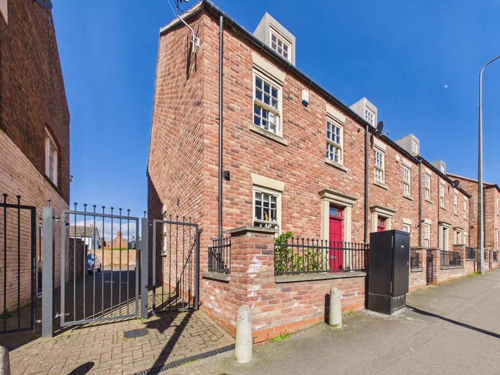 3 bed end terrace house for saleBlue Bell Court, Whitecross Street, Barton-Upon-Humber, Lincolnshire DN18