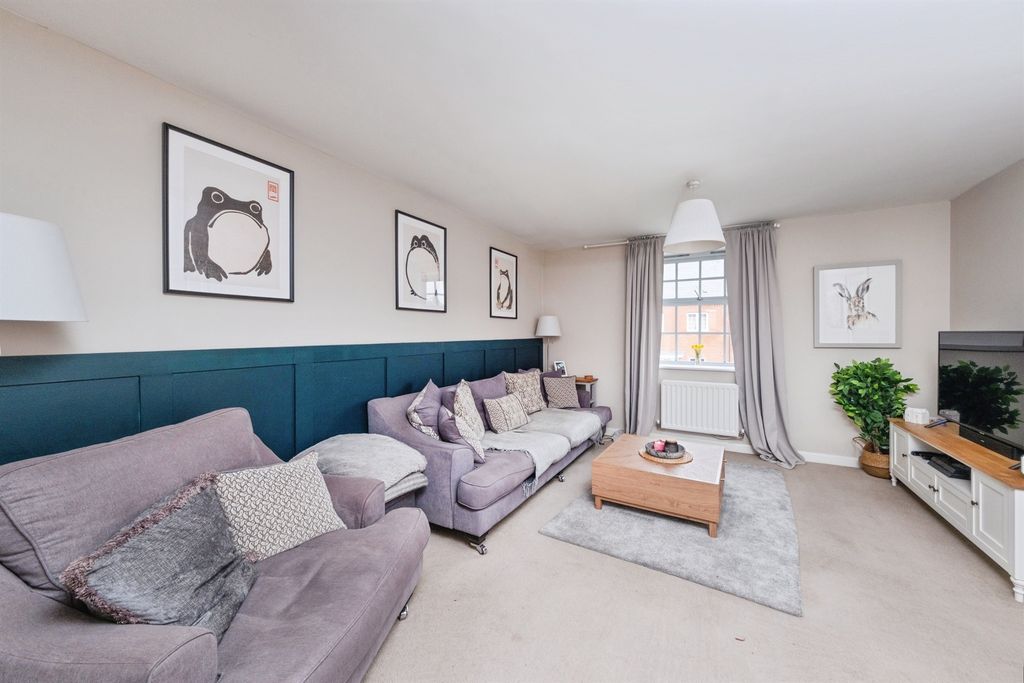 2 bed flat for saleNeedlepin Way, Buckingham MK18 photo 4