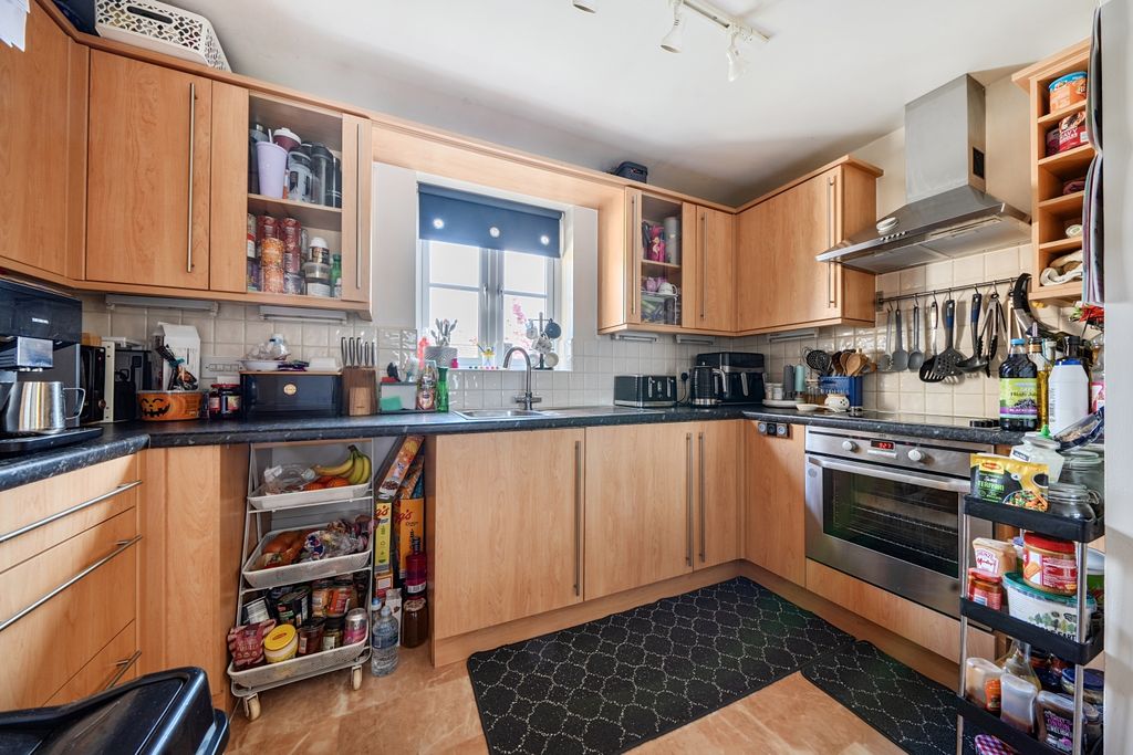 Additional image 7 of 2 bed flat for saleChandlers Court, 2 Appleford Drive OX18