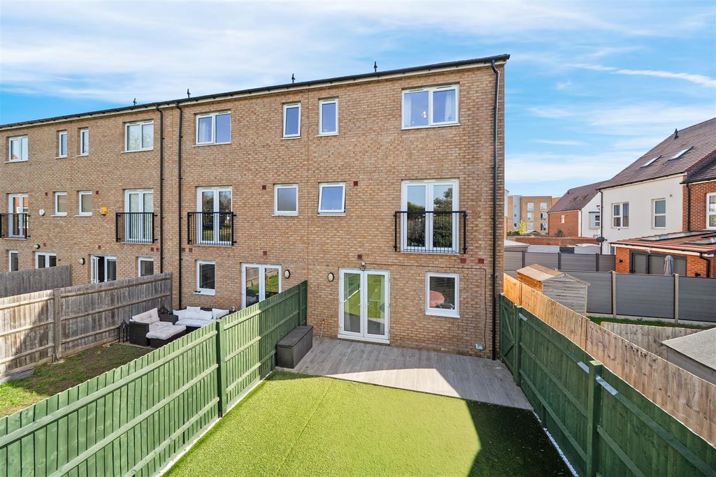 4 bed town house for saleHawker Drive, Addlestone KT15