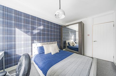 Canberra Close, Hendon, London NW4