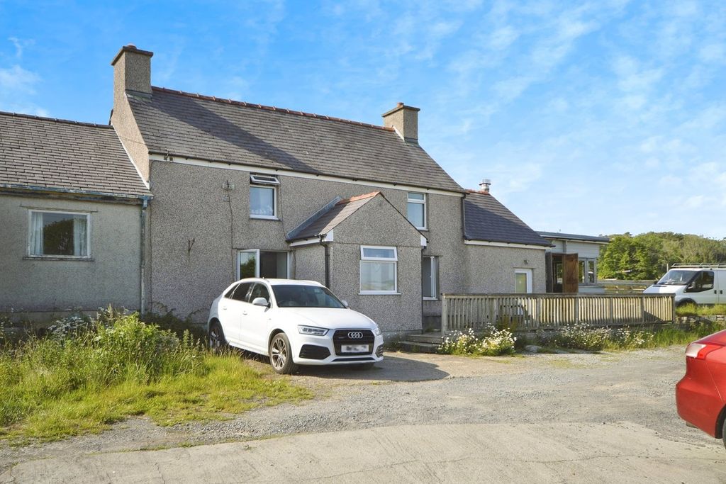 5 bed semi-detached house for saleTyn-Y-Gongl LL74