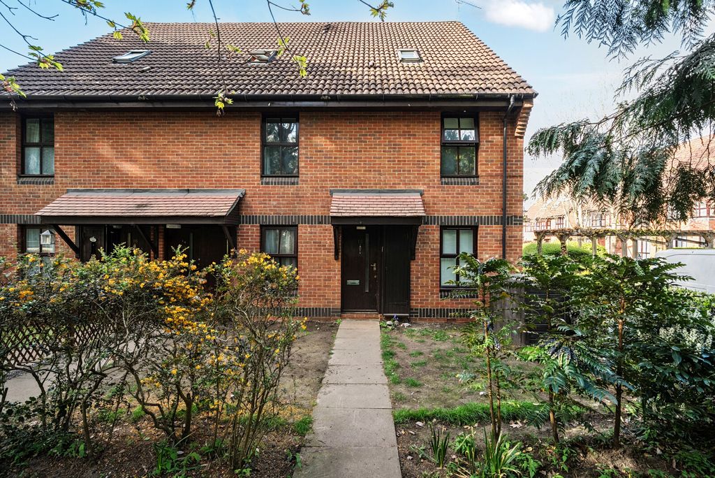 2 bed maisonette for saleBadgers Close, Woking GU21