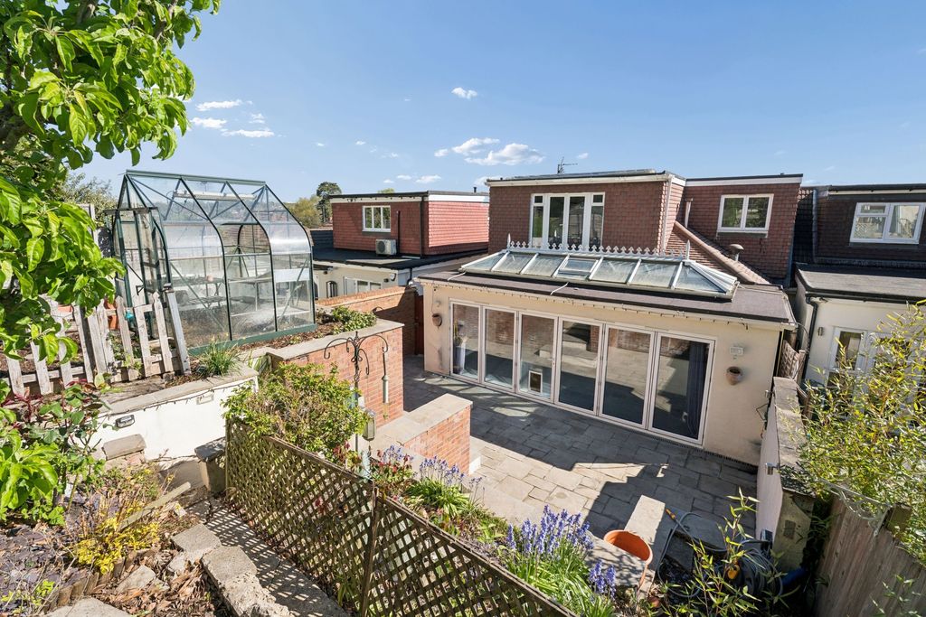 Additional image 15 of 5 bed semi-detached bungalow for saleSt Georges Drive, Carpenders Park, Watford WD19