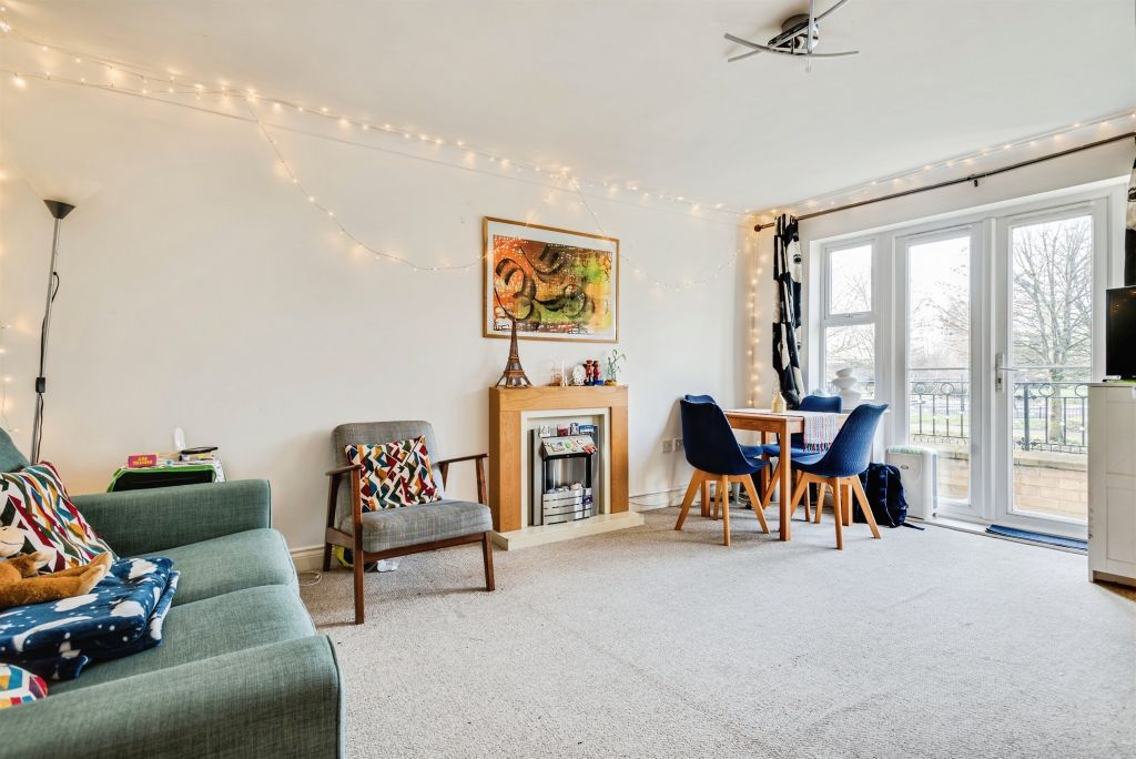 Additional image 2 of 2 bed flat for saleMeadow Way, Carterton OX18