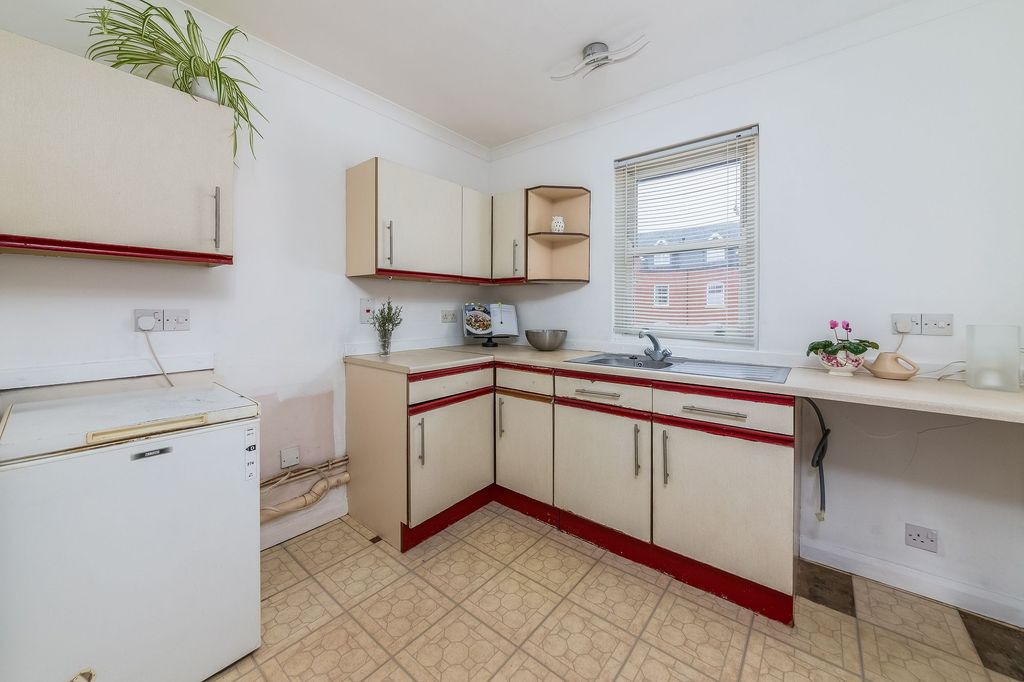 2 bed flat for saleMeadowside, Abingdon OX14 photo 3