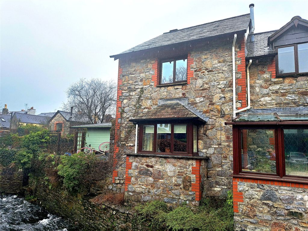 2 bed end terrace house for saleKingcome Court, Fore Street, Buckfastleigh, Devon TQ11