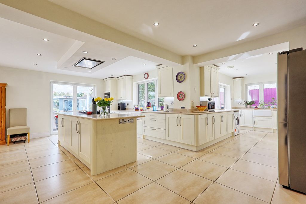 Additional image 5 of 7 bed detached house for saleErnest Road, Emerson Park RM11