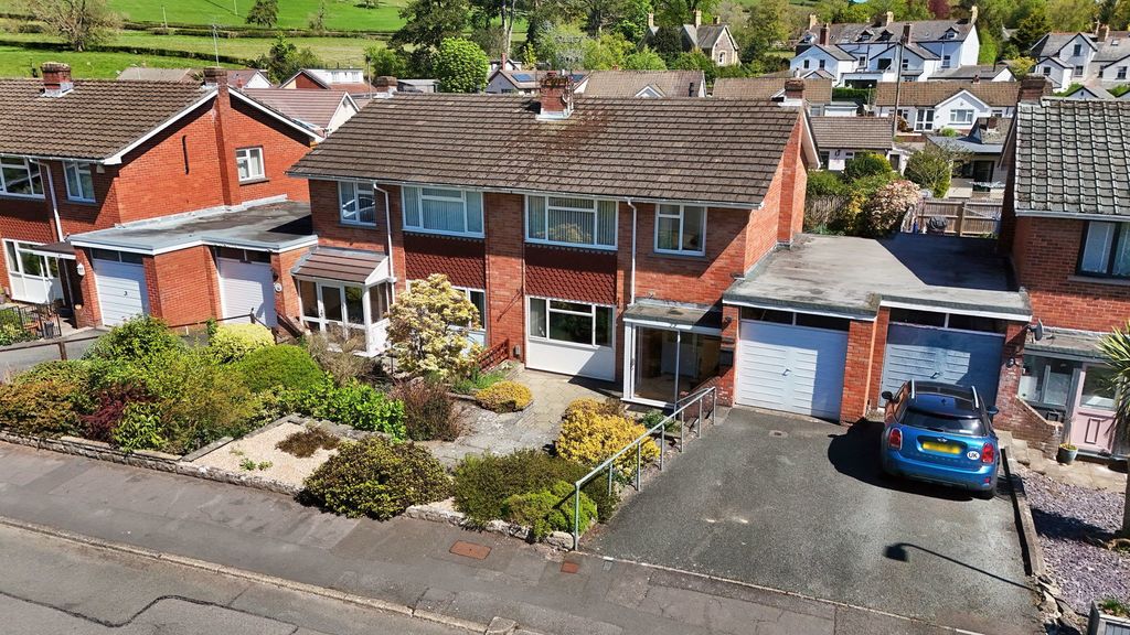 3 bed semi-detached house for sale33 Cresta Road, Abergavenny, Monmouthshire NP7