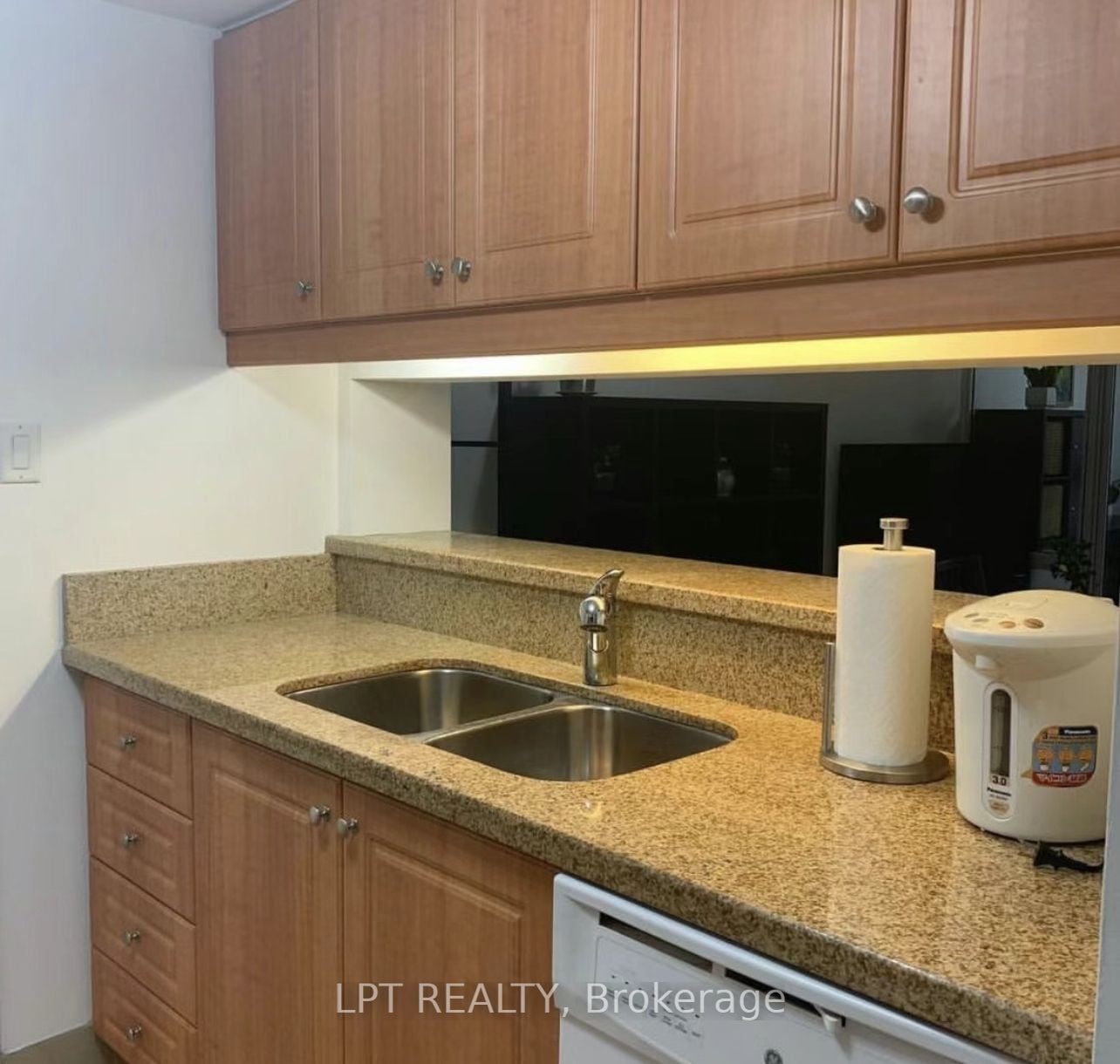 Additional image 2 of 306-717 Bay Street, Toronto, ON, M5G 2J9