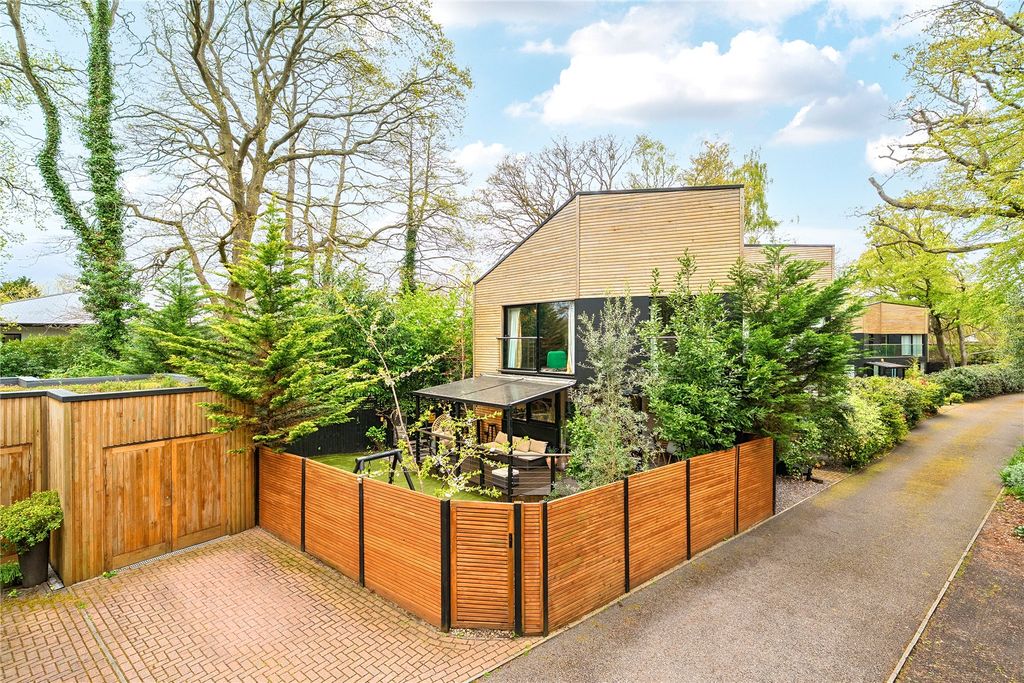 3 bed semi-detached house for saleBagshot, Surrey GU19
