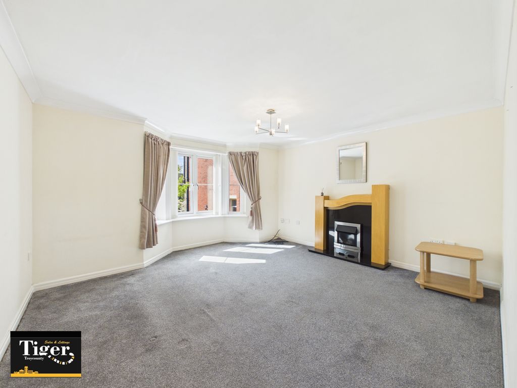 2 bed flat for saleWhitegate Drive, Blackpool FY3 photo 2