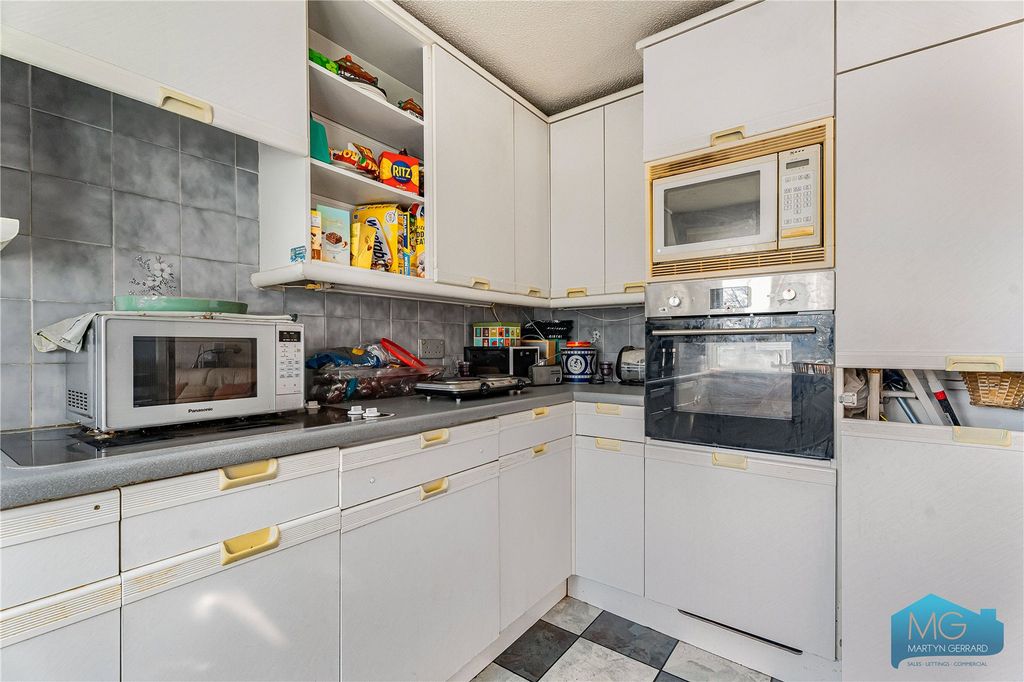 Additional image 11 of 2 bed flat for saleThe Highlands, Abbotts Road, Barnet EN5