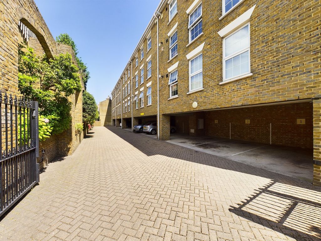 2 bed flat for saleYork Street, Broadstairs CT10 photo 4