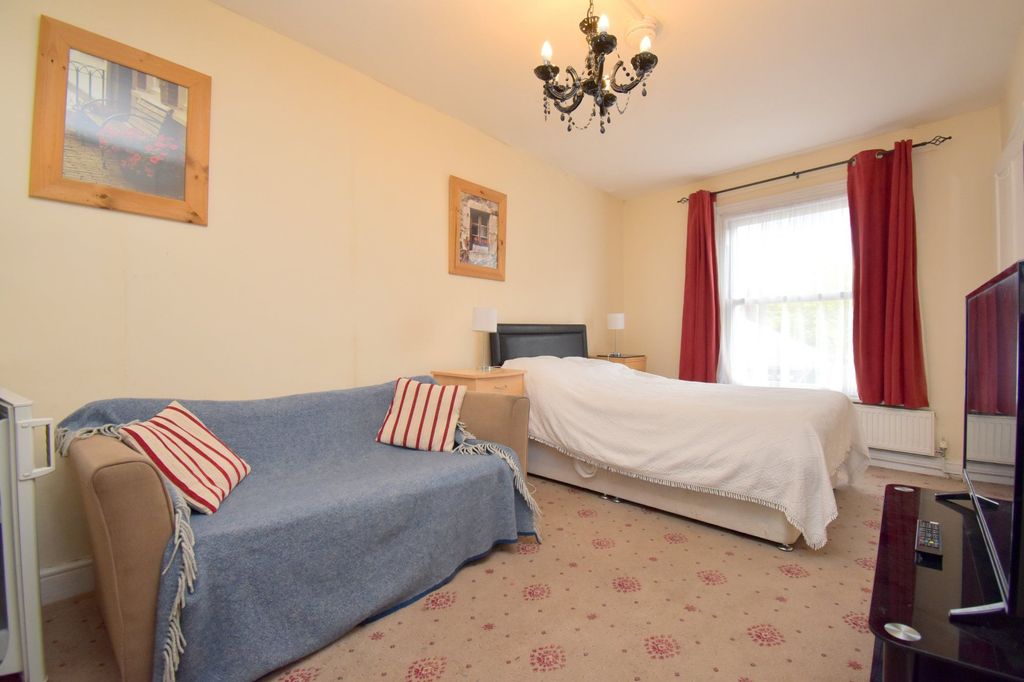 Additional image 8 of 4 bed flat for saleMarket Square, Biggleswade SG18