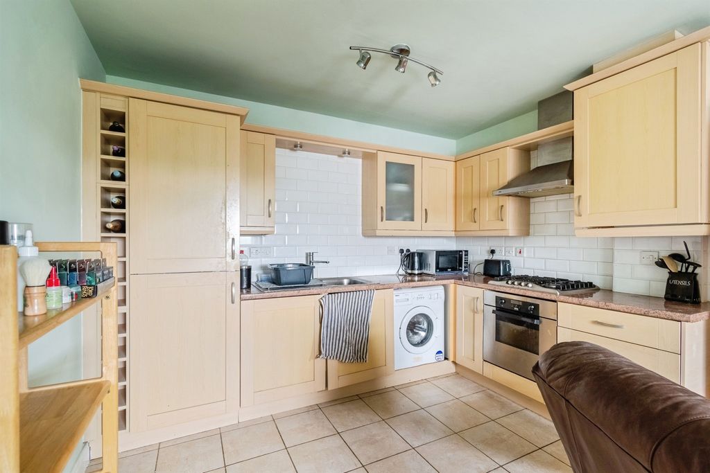 2 bed flat for saleConigre Square, Trowbridge BA14 photo 3
