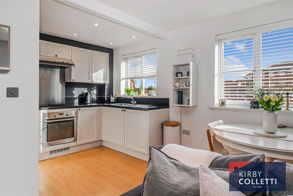 2 bed flat for saleYukon Road, Broxbourne EN10 photo 3