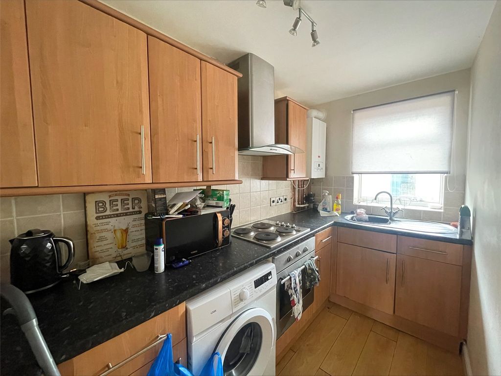 4 bed flat for saleDurham Road, Chilton, Ferryhill, Durham DL17 photo 5