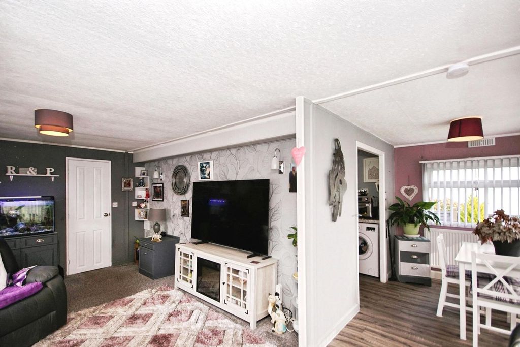 2 bed property for saleBerkeley Vale Park, Berkeley, Gloucestershire GL13 photo 5