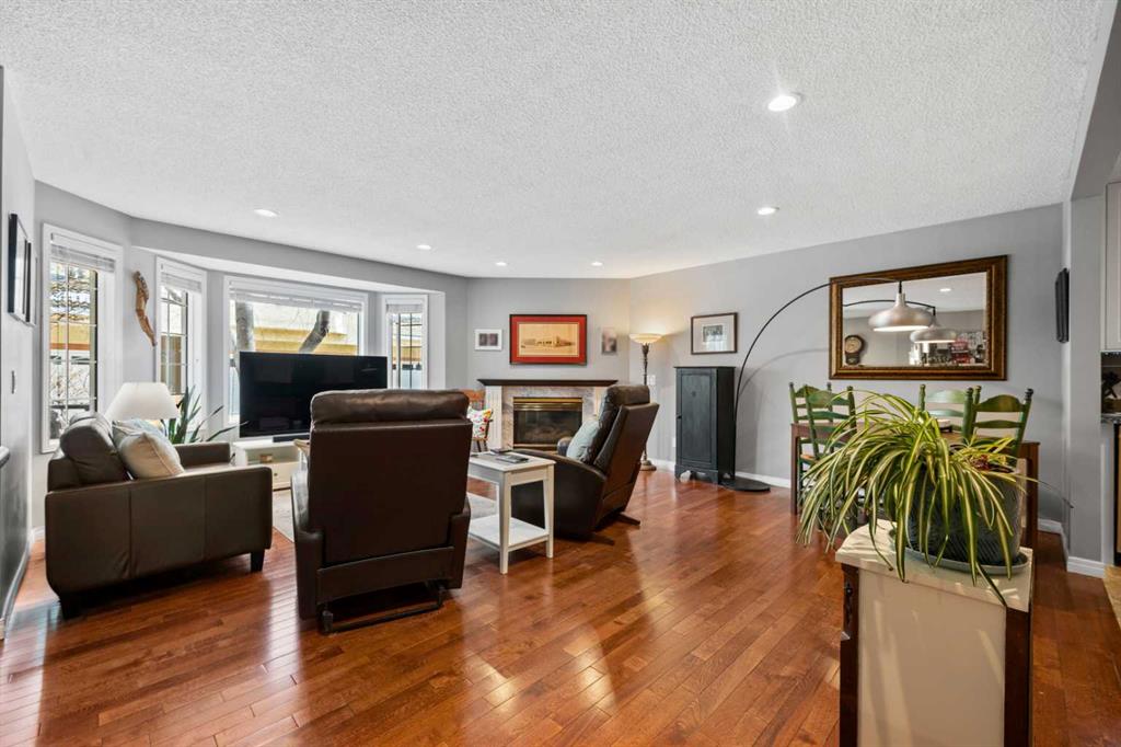 Additional image 4 of 38 Richelieu Court SW, Calgary, AB, T3E 7E9