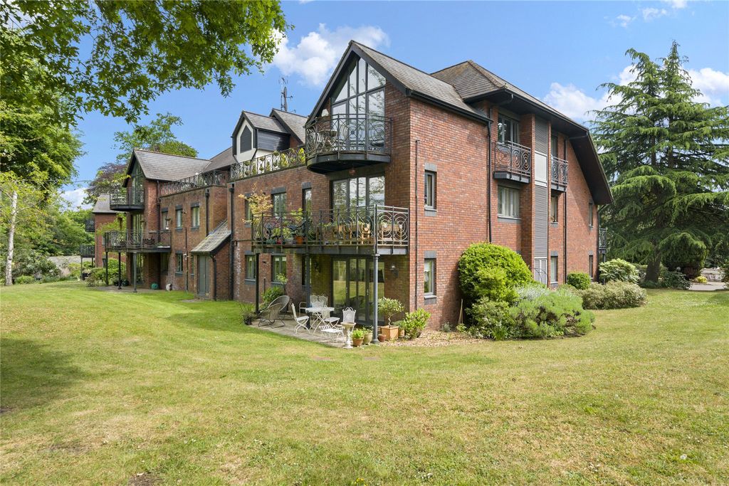 2 bed flat for saleJaponica House, Woburn Park, Addlestone KT15
