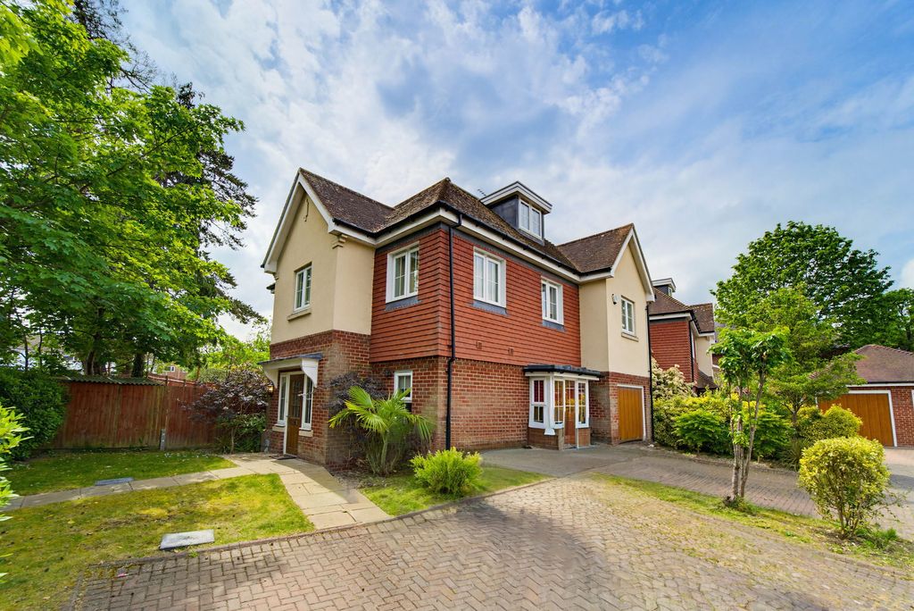 5 bed detached house for saleHighfield Park, Row Town KT15
