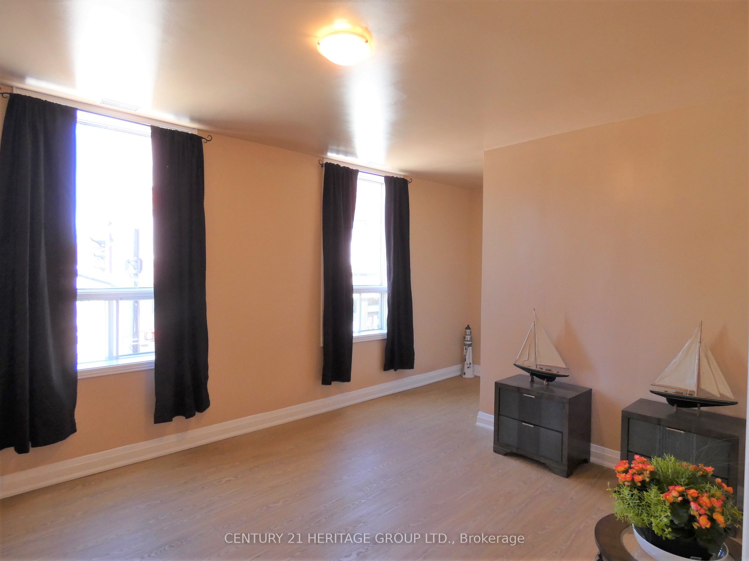 1-201 Main Street S, Newmarket, ON, L3Y 5Y1