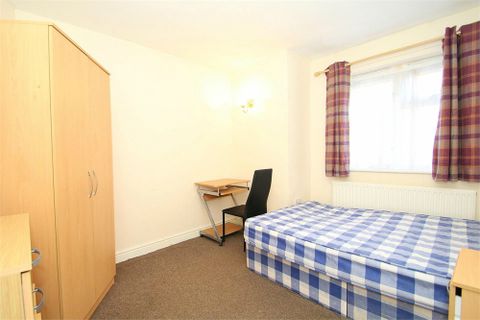 Willow Crescent West, New Denham, Denham UB9, Room to rent