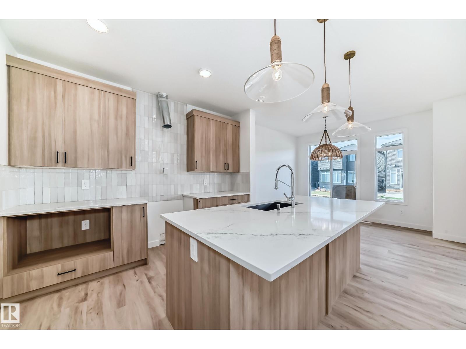 Additional image 3 of 4112 208 Street NW, Edmonton, AB, T6M3E3