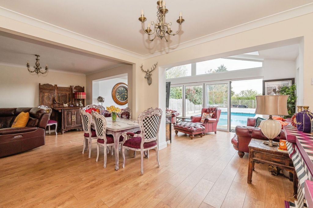 4 bed detached house for saleWash Road, Basildon SS15 photo 5