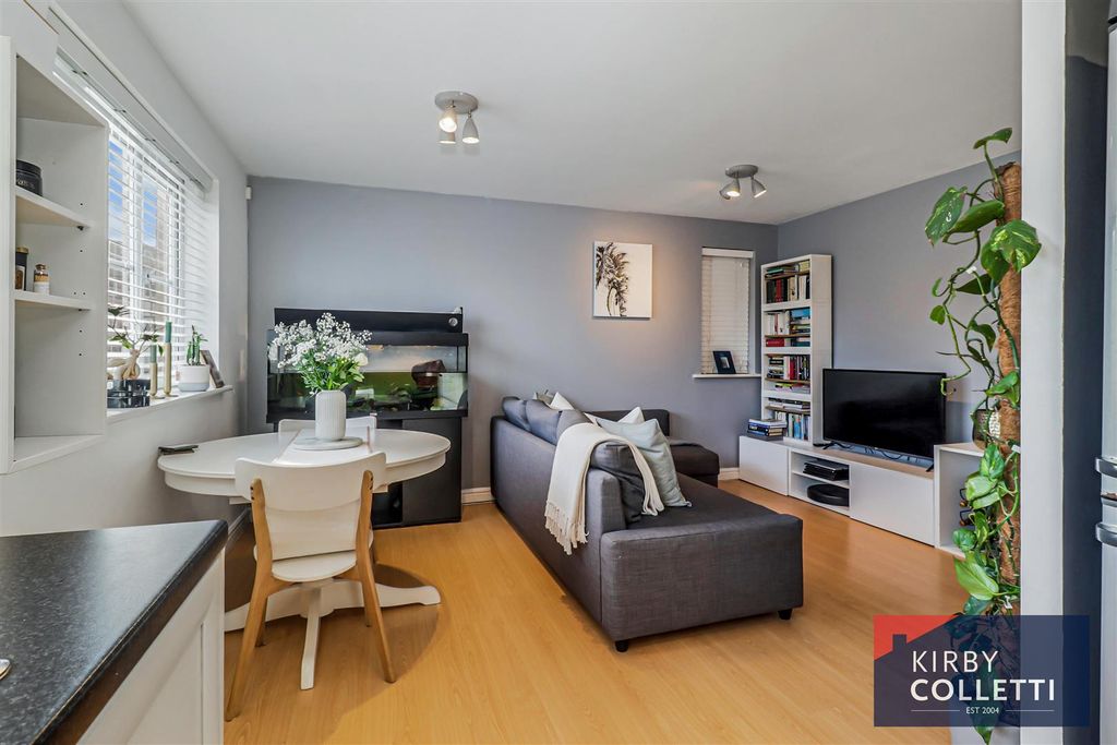 2 bed flat for saleYukon Road, Broxbourne EN10 photo 5