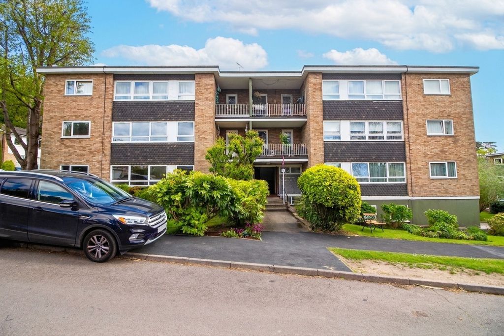 2 bed flat for saleThe Hoe, Carpenders Park, Watford WD19