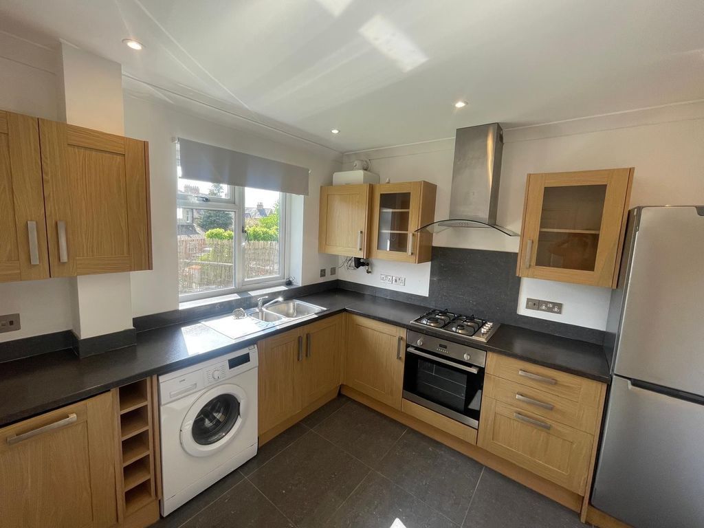 2 bed flat for saleThe Parade, Bourne End SL8 photo 4