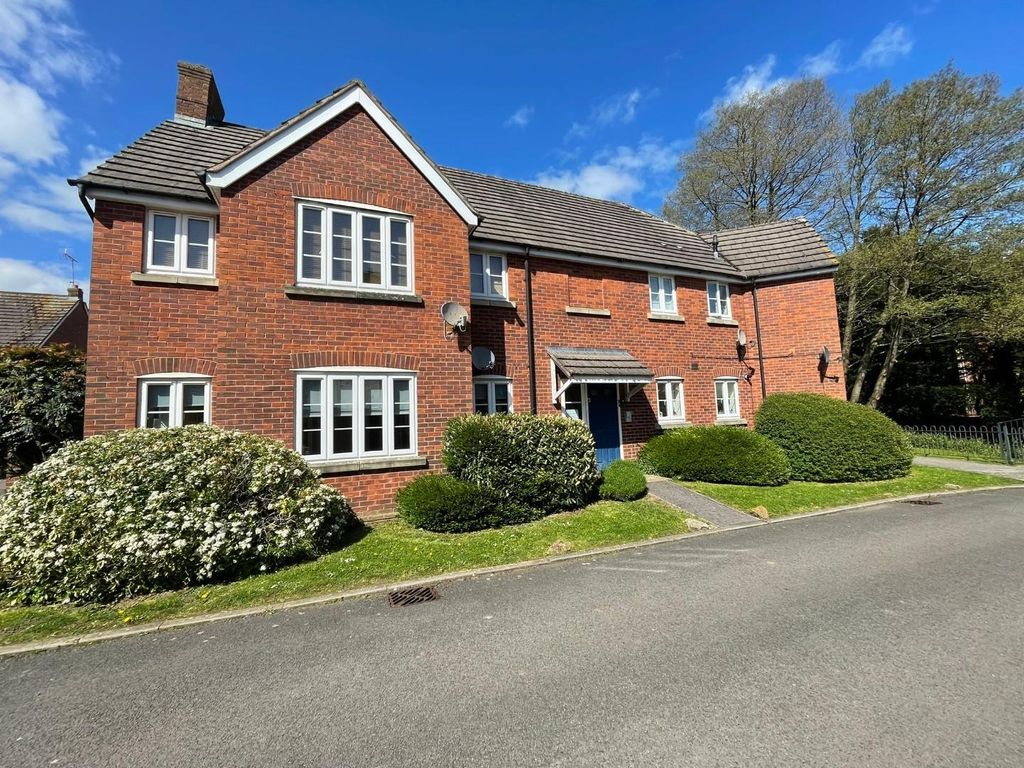 2 bed flat for saleCastle Stream Court, Dursley GL11