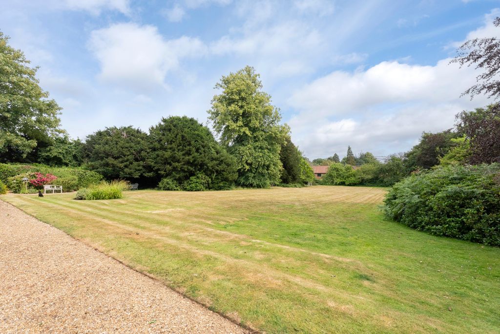 2 bed flat for saleMorden Grange, Betchworth RH3 photo 3