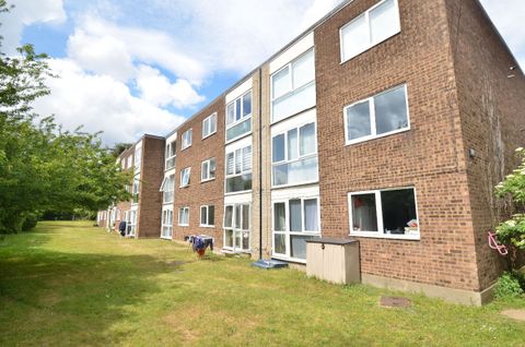 Chaplaincy Gardens, Hornchurch RM11