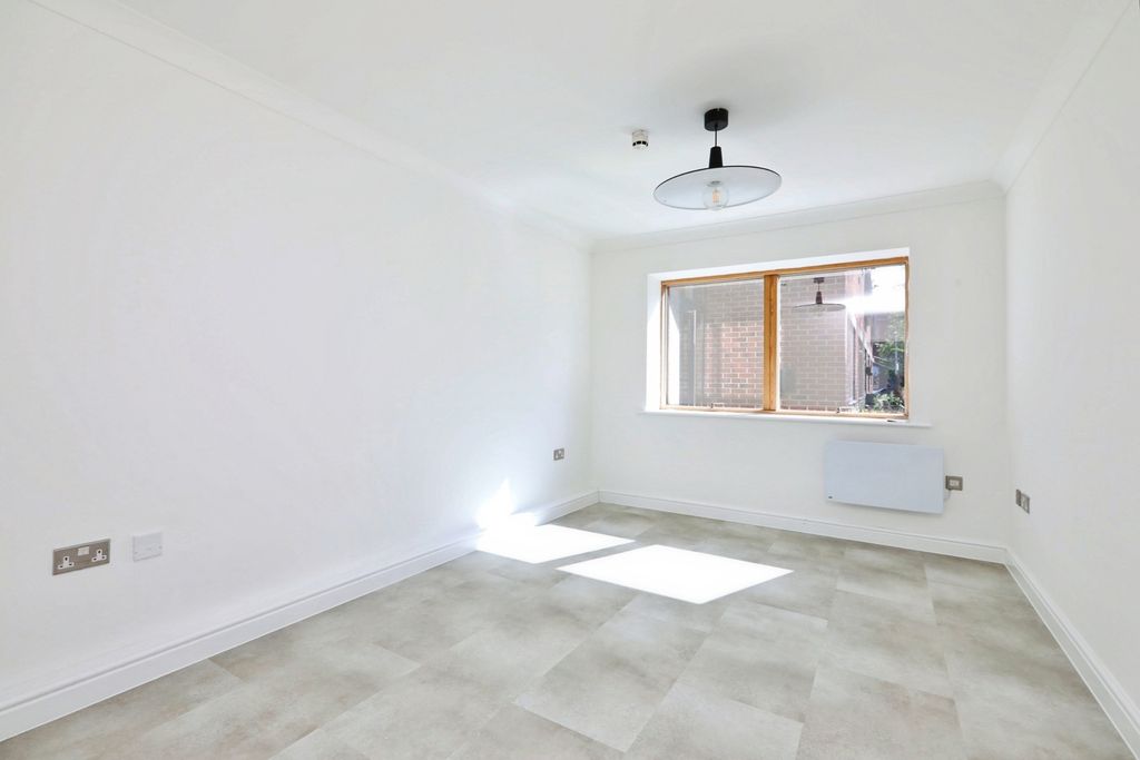 Additional image 12 of 1 bed flat for saleCamlough Walk, Chesterfield, Derbyshire S41