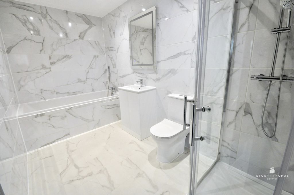 Additional image 3 of 2 bed flat for saleLondon Road, Hadleigh, Benfleet SS7