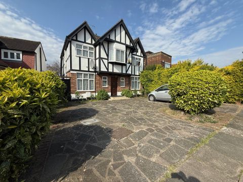 Langside Crescent, Southgate N14