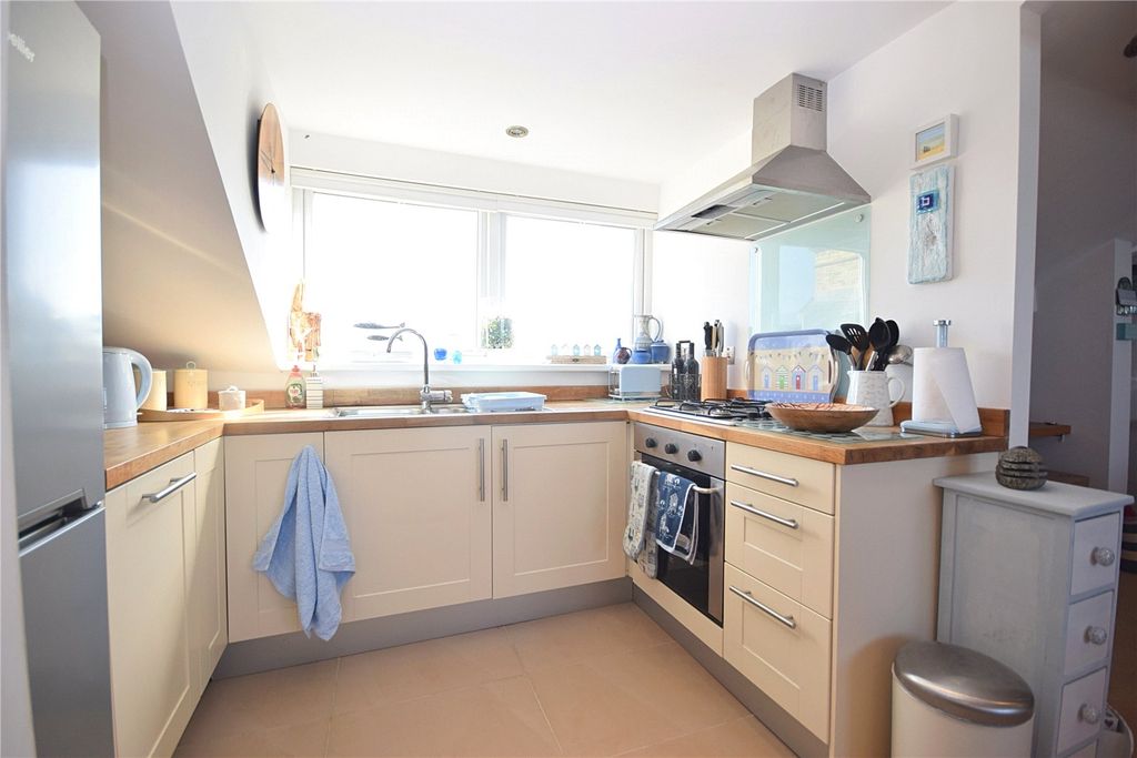 Additional image 2 of 2 bed flat for saleMarine Parade, Tywyn, Gwynedd LL36