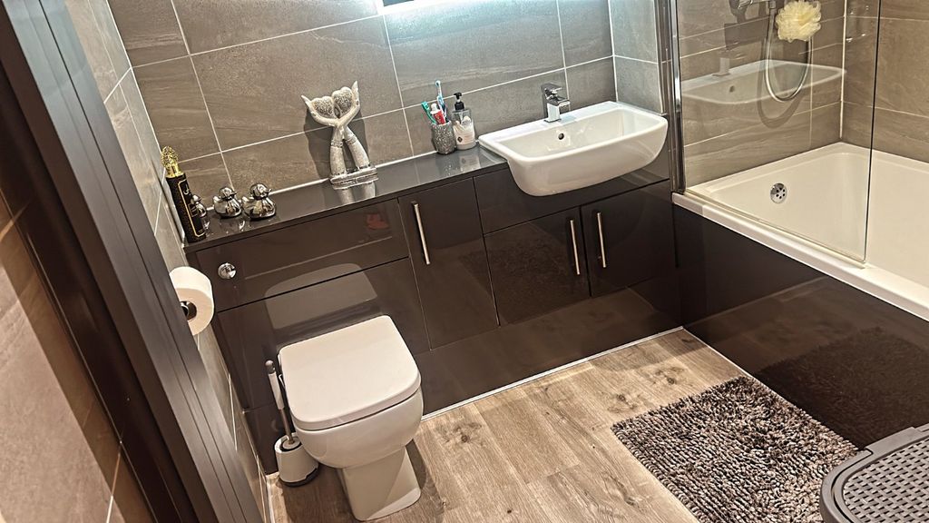 Additional image 7 of 2 bed flat for saleNuneaton Road, Bedworth, Warwickshire CV12