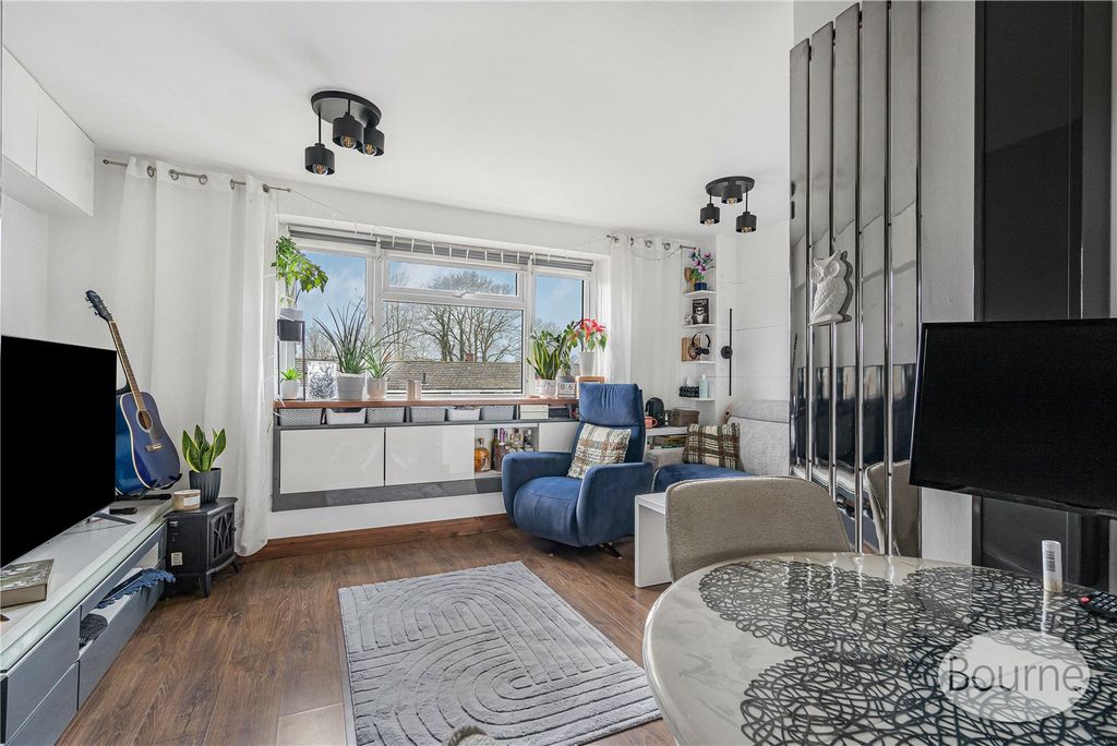 2 bed flat for saleColliers Close, Goldsworth Park, Woking, Surrey GU21