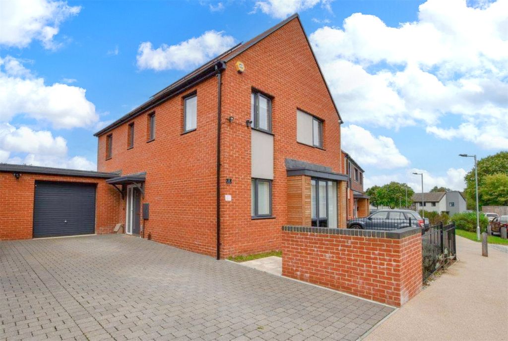 4 bed link detached house for saleForester Walk, Bordon, Hampshire GU35
