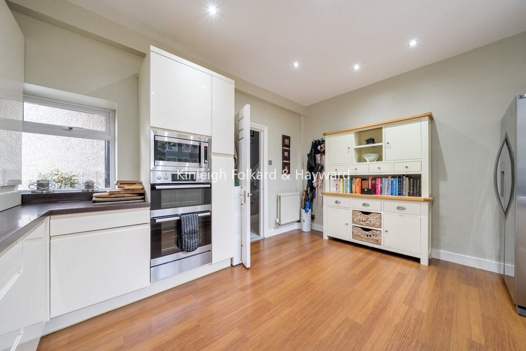3 bed flat for salePark Hill, Bromley BR1 photo 5