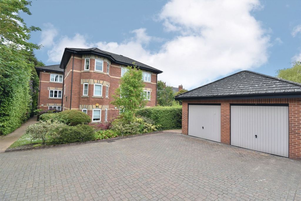 2 bed flat for saleHorseshoe Lane, The Oaks Horseshoe Lane SK9