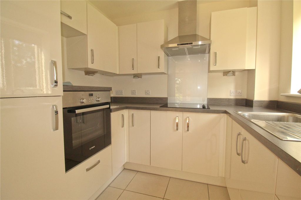 2 bed flat for saleApplegate House, Trowbridge BA14 photo 3