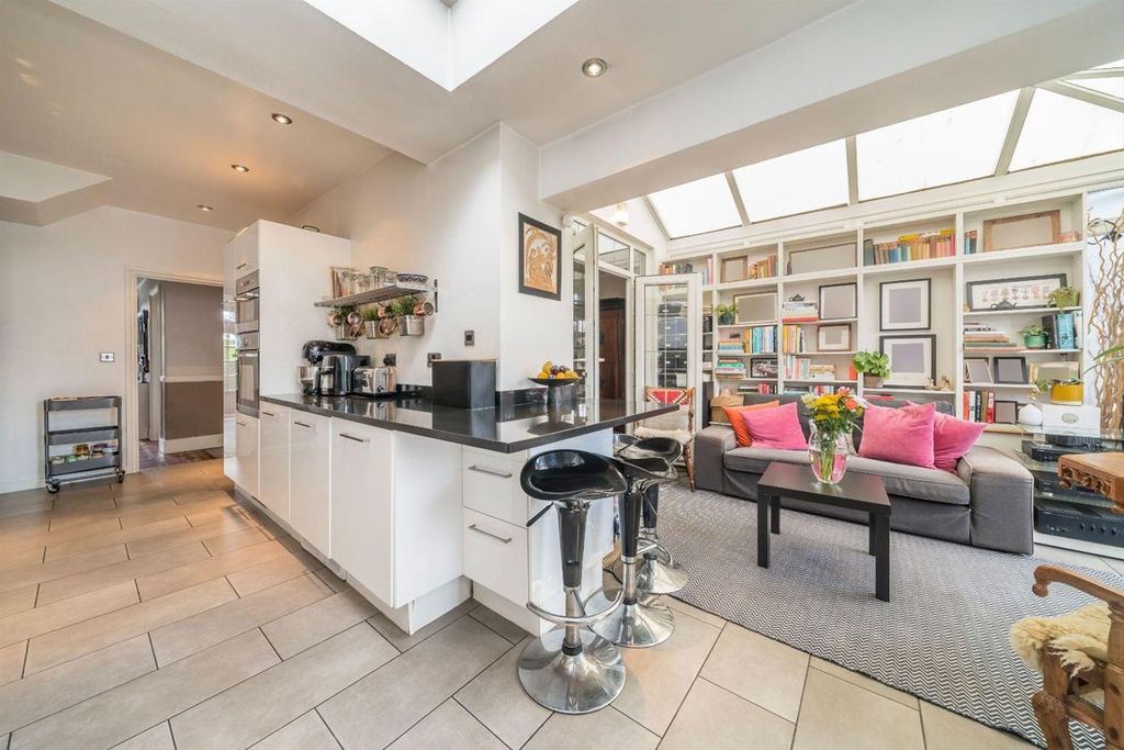 4 bed property for saleThe Ride, Northfields TW8 photo 4