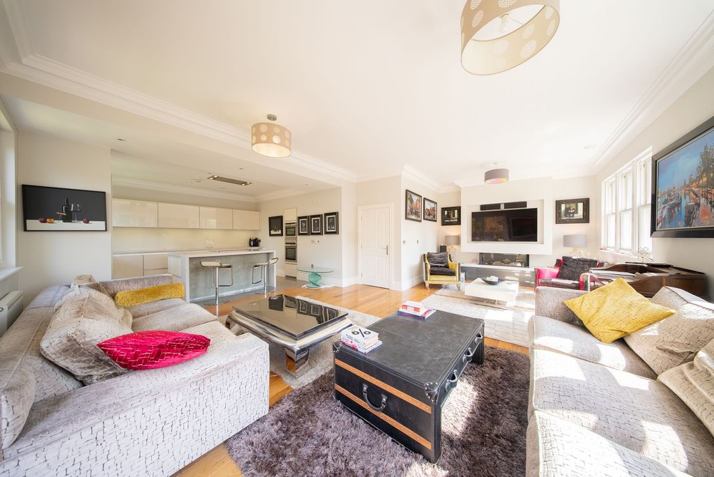 2 bed flat for saleDunham Road, Dunham Mount WA14 photo 2