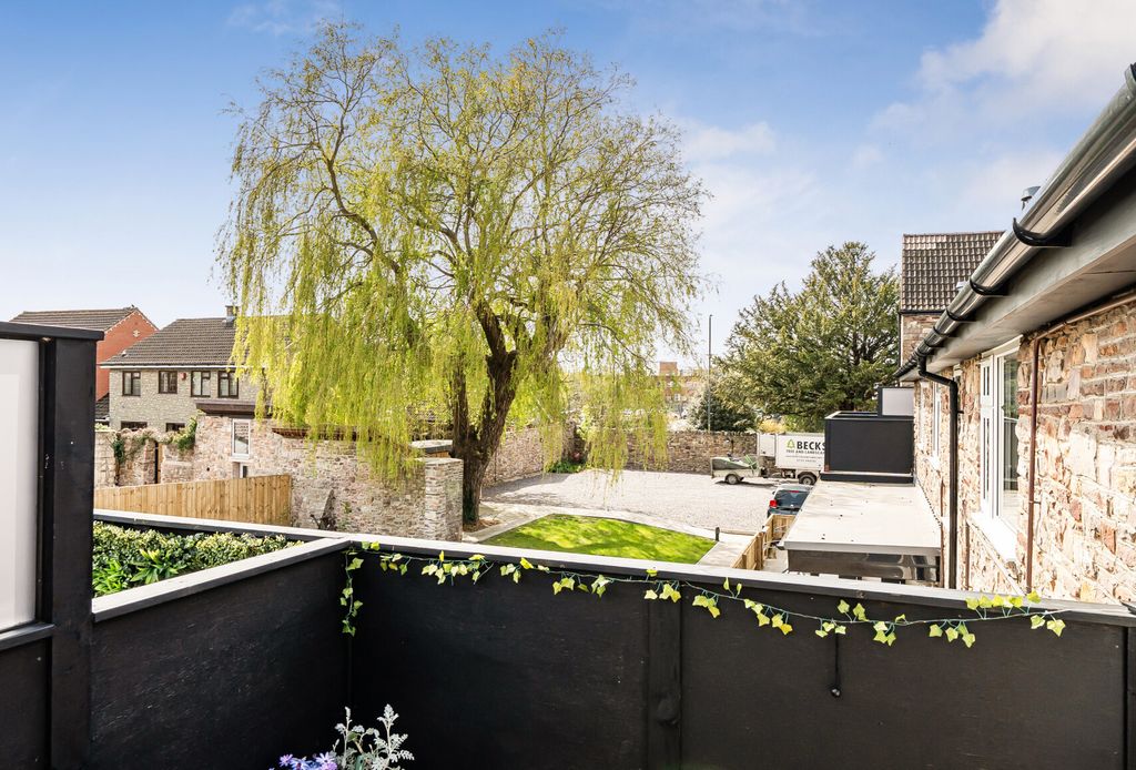 2 bed flat for saleStation Road, Yate, Bristol, Gloucestershire BS37 photo 4